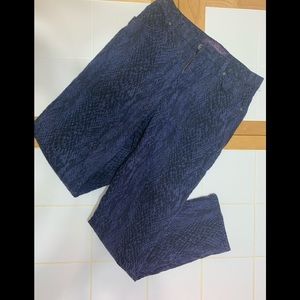 Gloria Vanderbilt 6P  color is blue with pattern